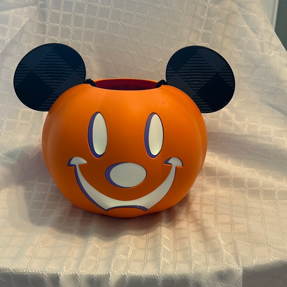Disney Parks Halloween Light Up Musical Pumpkin.  Plays Boo To You.  2021